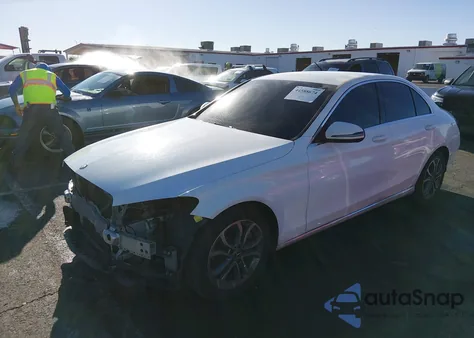 2017 Mercedes-Benz C 300 z USA, uszkodzony, nr VIN 55SWF4JB8HU211538